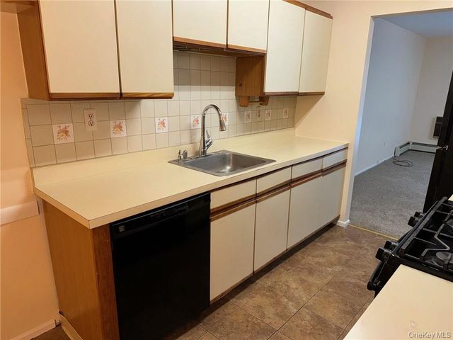 100 HILLSIDE Drive G8, Middletown, NY 10941