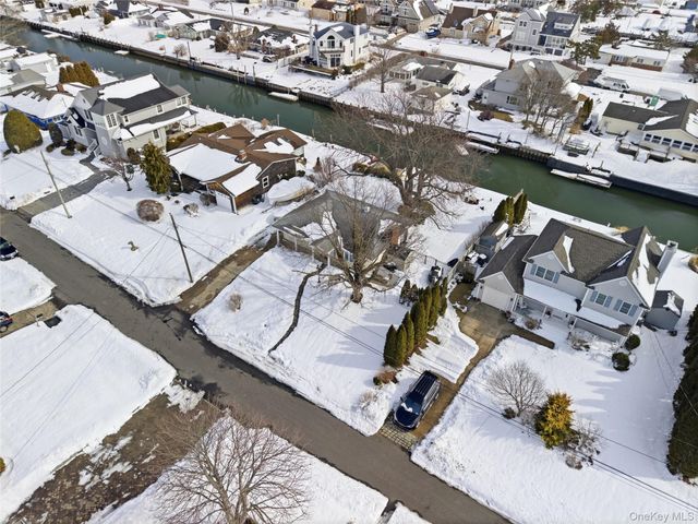 25 Dolphin Road, East Quogue, NY 11942