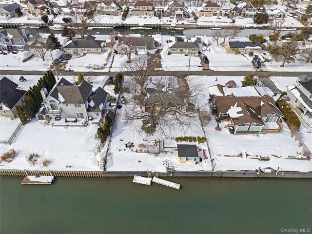 25 Dolphin Road, East Quogue, NY 11942