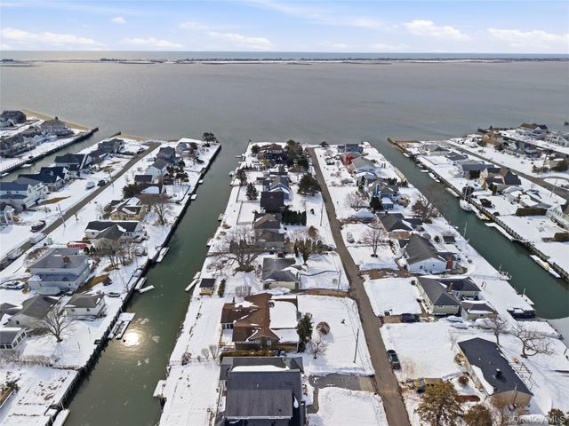 25 Dolphin Road, East Quogue, NY 11942