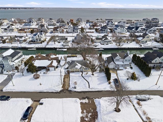 25 Dolphin Road, East Quogue, NY 11942