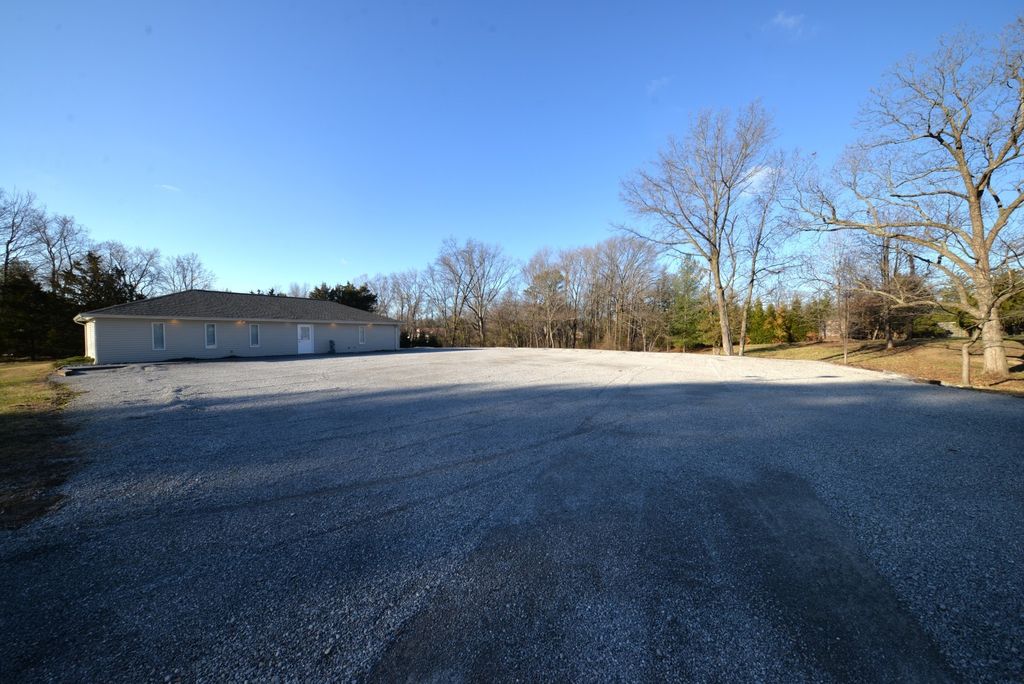 Image 3 of property listing at 16275 N Illinois 37 Highway, Mt Vernon, IL 62864