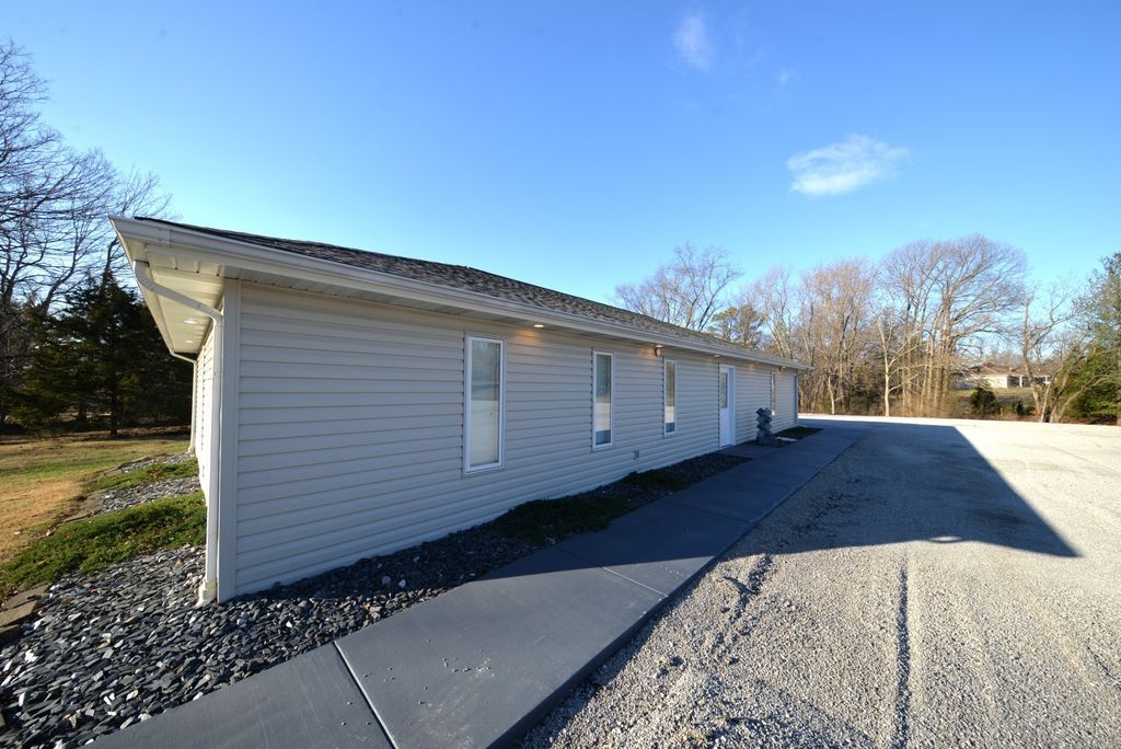 Image 5 of property listing at 16275 N Illinois 37 Highway, Mt Vernon, IL 62864