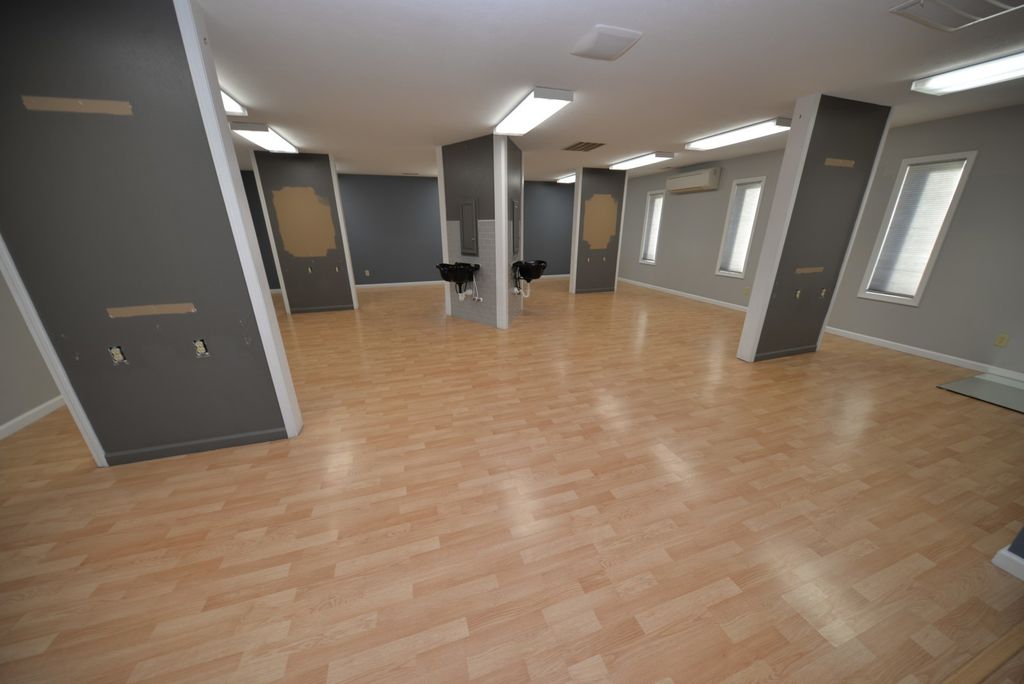 Image 6 of property listing at 16275 N Illinois 37 Highway, Mt Vernon, IL 62864