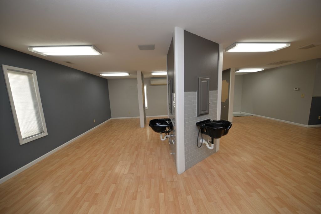 Image 9 of property listing at 16275 N Illinois 37 Highway, Mt Vernon, IL 62864