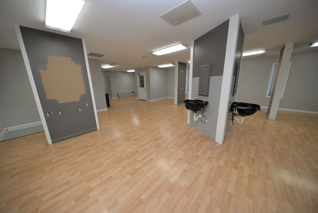 Image 10 of property listing at 16275 N Illinois 37 Highway, Mt Vernon, IL 62864