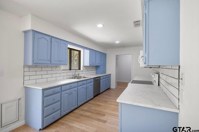 208 Treetop Ln, Hideaway, TX 75771