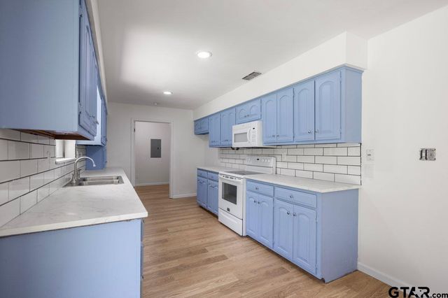 208 Treetop Ln, Hideaway, TX 75771