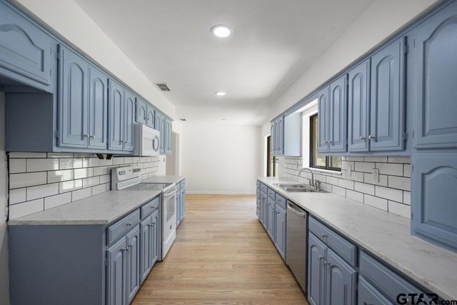 208 Treetop Ln, Hideaway, TX 75771