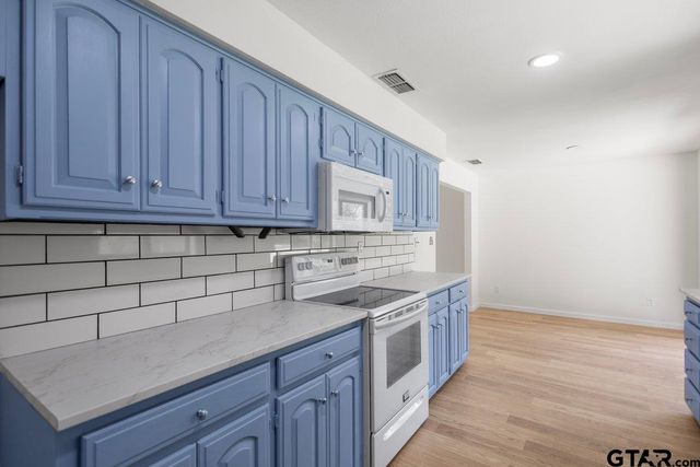 208 Treetop Ln, Hideaway, TX 75771