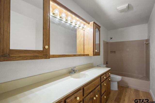 208 Treetop Ln, Hideaway, TX 75771