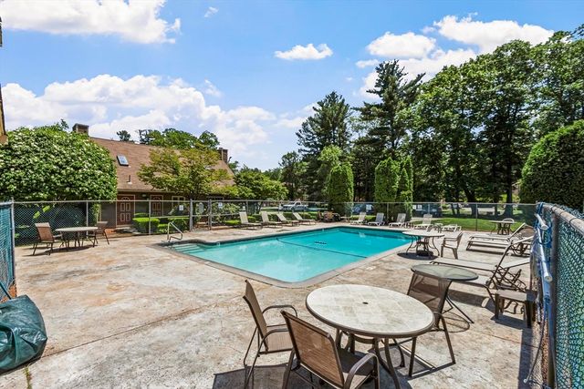 52 Heritage Dr 52, Tewksbury, MA 01876