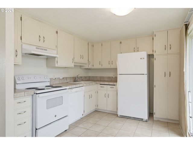 3705 PEPPERTREE Dr, Eugene, OR 97402