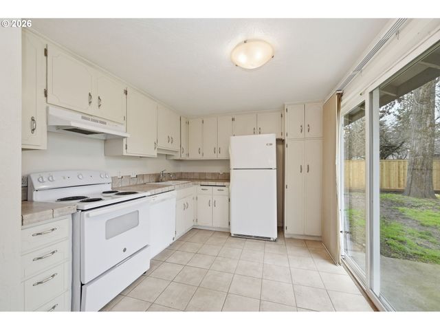 3705 PEPPERTREE Dr, Eugene, OR 97402