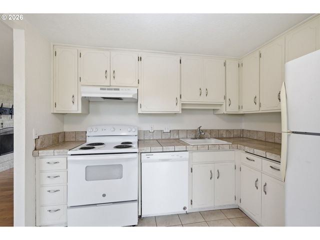 3705 PEPPERTREE Dr, Eugene, OR 97402