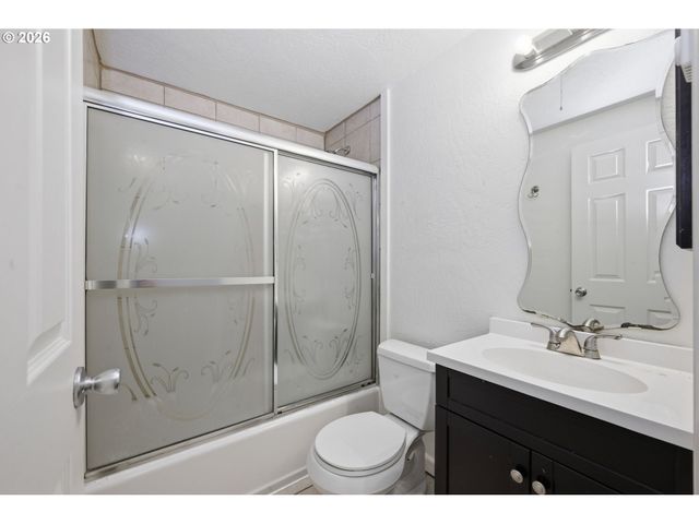 3705 PEPPERTREE Dr, Eugene, OR 97402