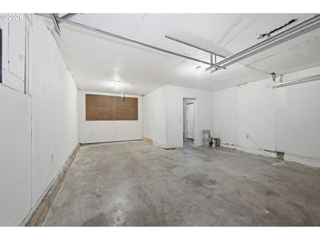 3705 PEPPERTREE Dr, Eugene, OR 97402