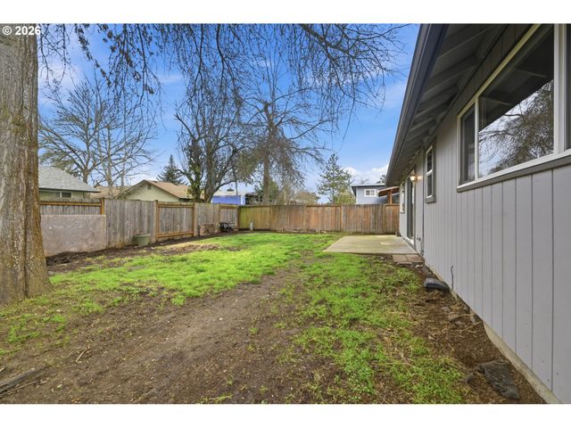 3705 PEPPERTREE Dr, Eugene, OR 97402