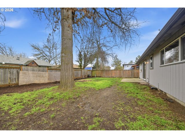 3705 PEPPERTREE Dr, Eugene, OR 97402