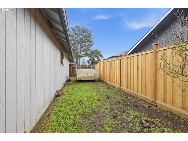 3705 PEPPERTREE Dr, Eugene, OR 97402