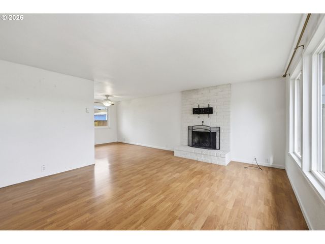 3705 PEPPERTREE Dr, Eugene, OR 97402