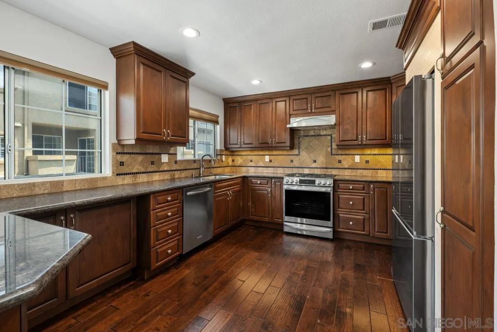 Image 11 of property listing at 12541 El Camino Real, San Diego, CA 92130