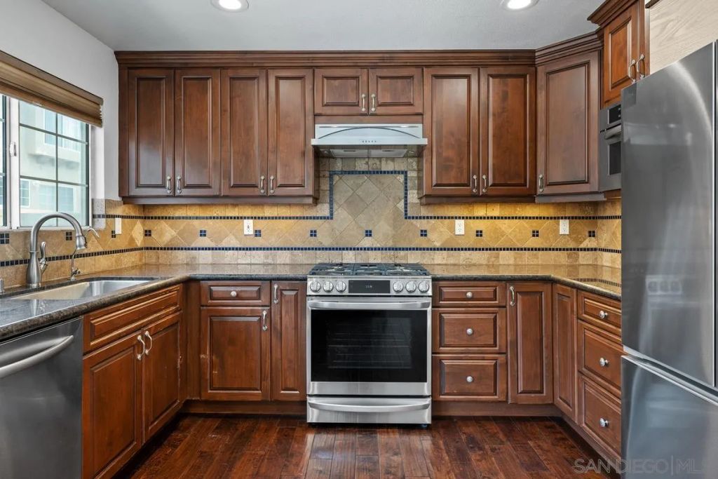 Image 12 of property listing at 12541 El Camino Real, San Diego, CA 92130