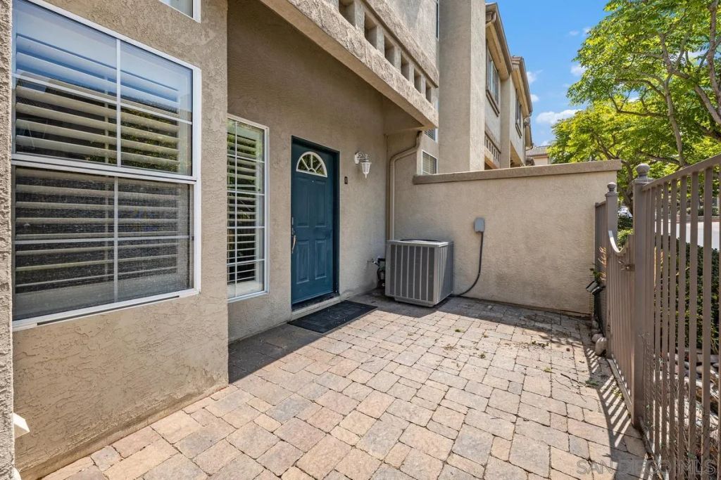 Image 4 of property listing at 12541 El Camino Real, San Diego, CA 92130