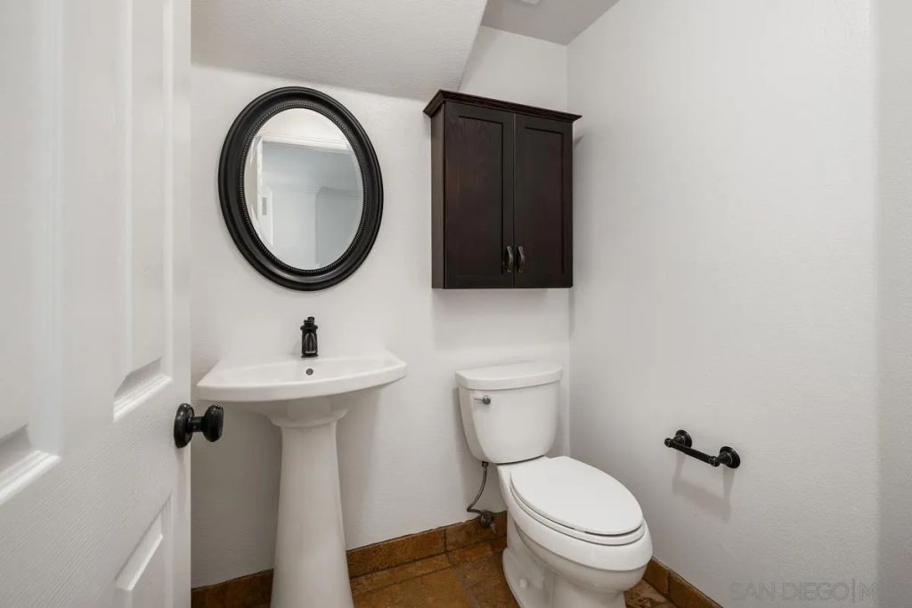 Image 8 of property listing at 12541 El Camino Real, San Diego, CA 92130