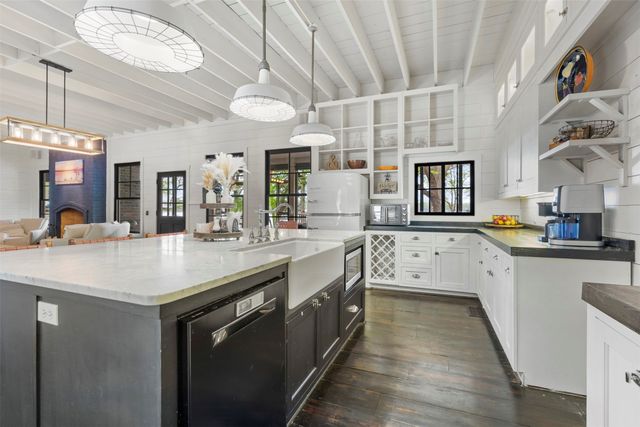 2000 N Lake Drive, Greenville, TX 75402