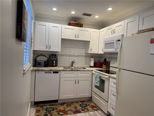 58 Woodland Drive 103, Vero Beach, FL 32962