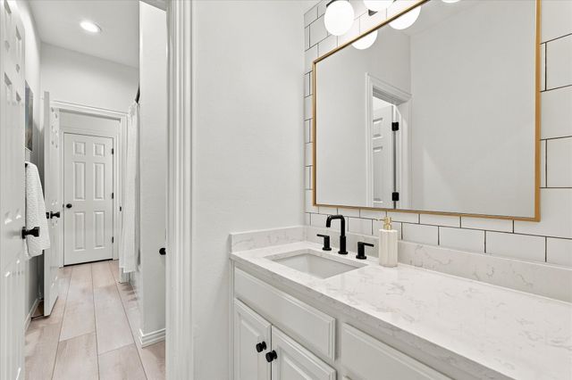 700 Glen Abbey Drive, Mansfield, TX 76063
