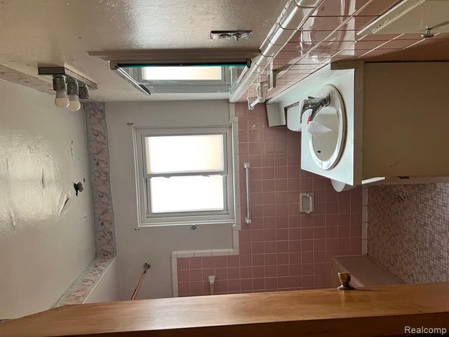 19466 Archer Street, Detroit, MI 48219