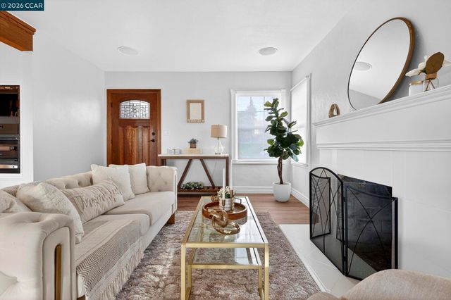 7333 Sunkist Dr, Oakland, CA 94605