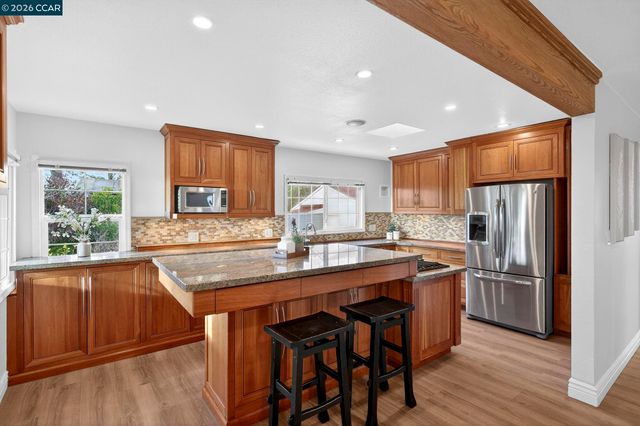 7333 Sunkist Dr, Oakland, CA 94605