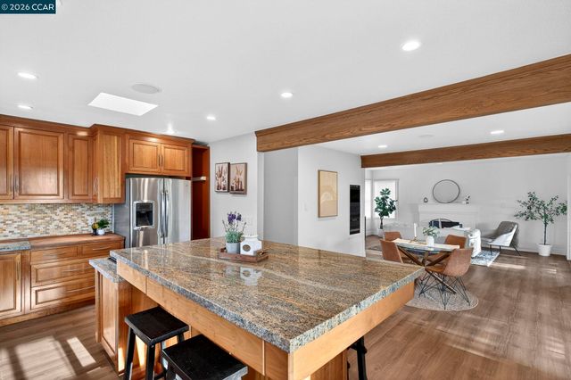 7333 Sunkist Dr, Oakland, CA 94605