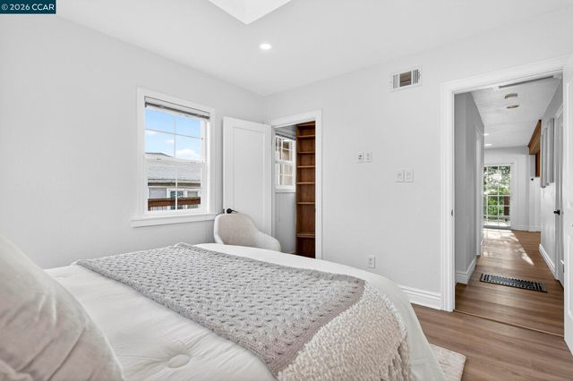 7333 Sunkist Dr, Oakland, CA 94605