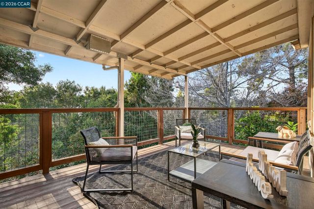 7333 Sunkist Dr, Oakland, CA 94605