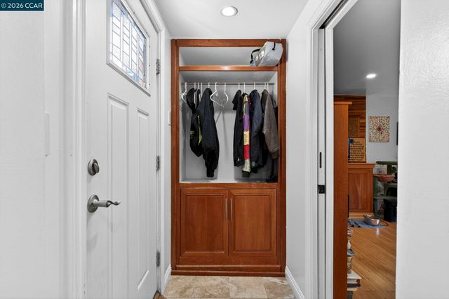 7333 Sunkist Dr, Oakland, CA 94605