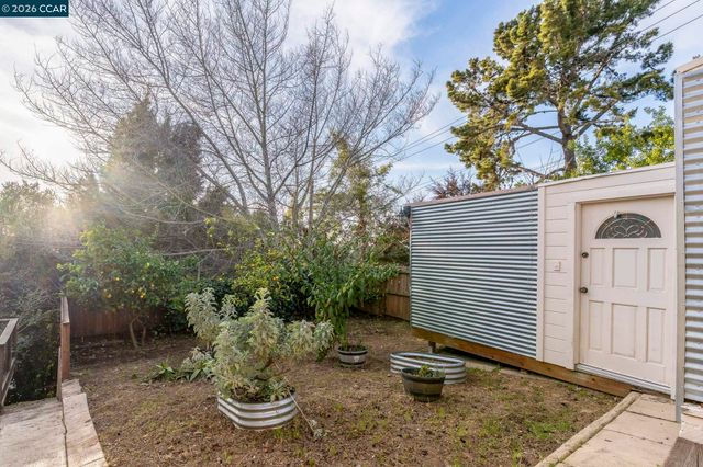 7333 Sunkist Dr, Oakland, CA 94605