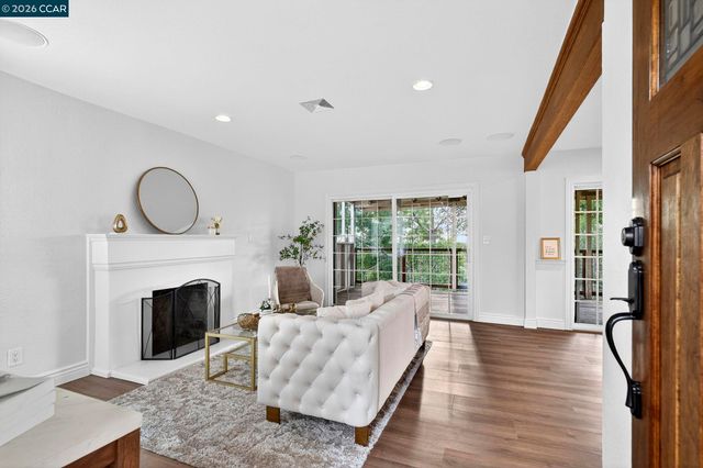 7333 Sunkist Dr, Oakland, CA 94605