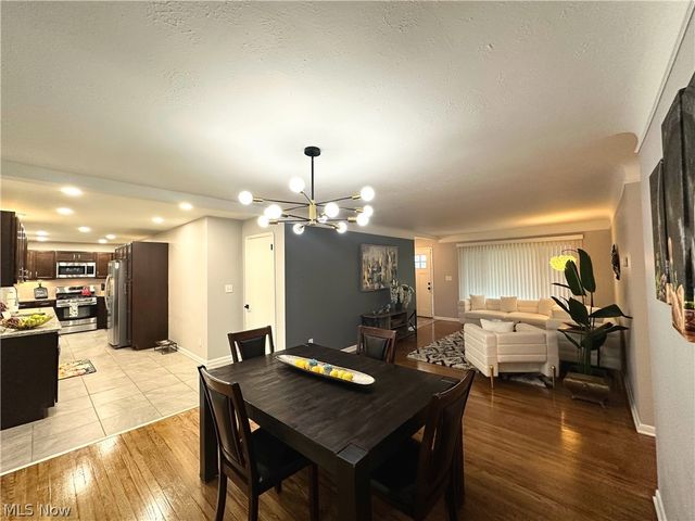 244 Starlight Drive, Seven Hills, OH 44131