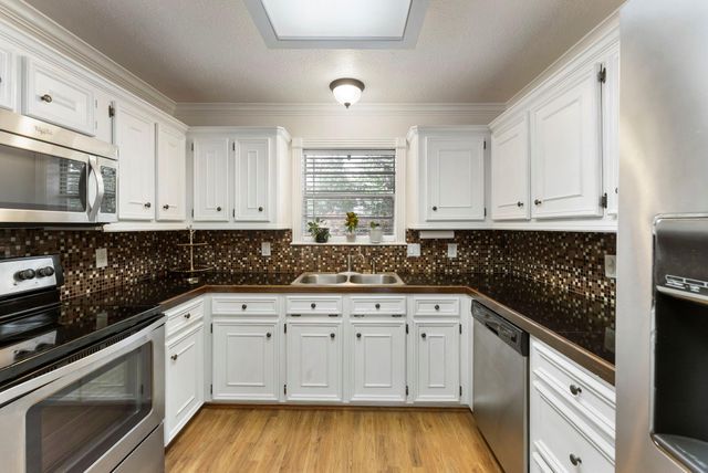 7506 Ramblewood Drive, Magnolia, TX 77354