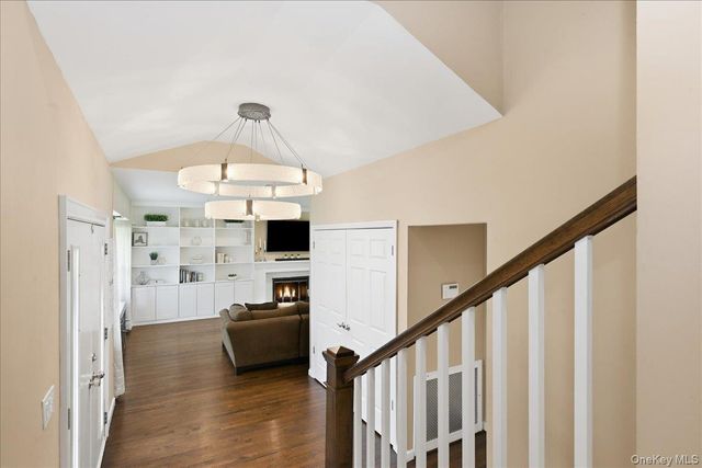 3 Maplewood Lane, East Hills, NY 11576