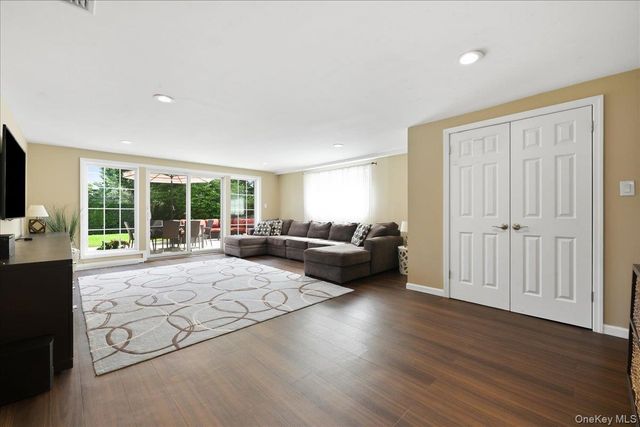 3 Maplewood Lane, East Hills, NY 11576