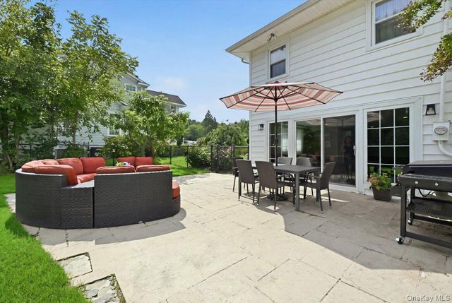 3 Maplewood Lane, East Hills, NY 11576