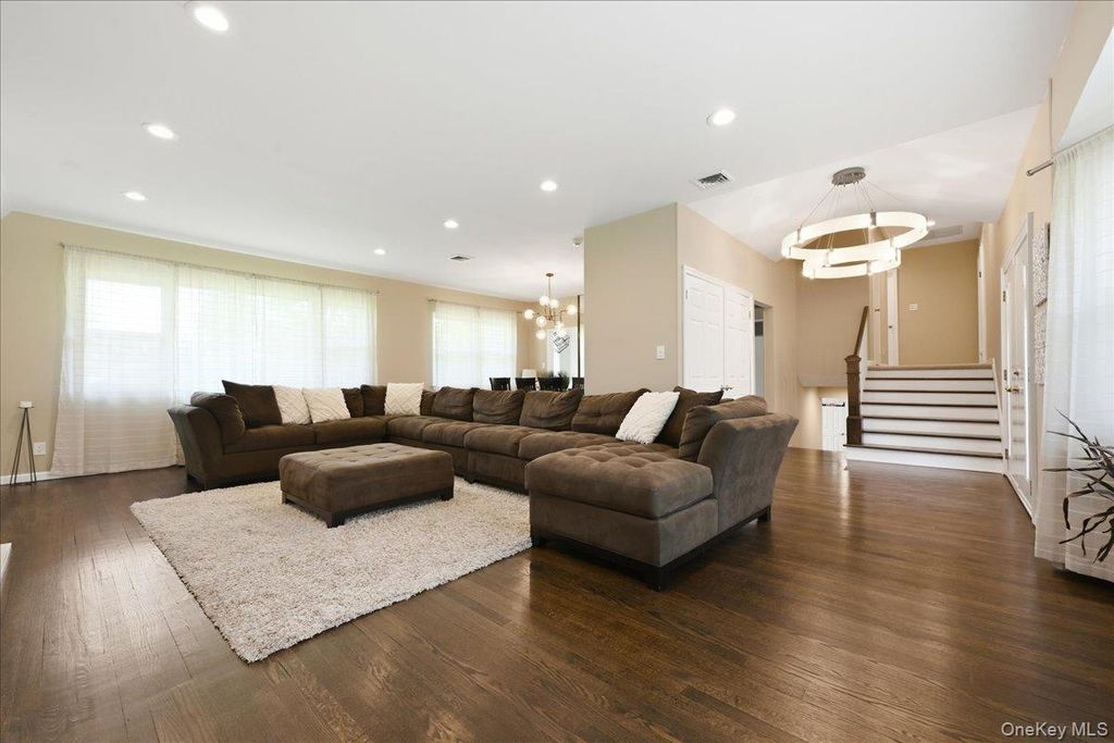 3 Maplewood Lane, East Hills, NY 11576 — photo 4