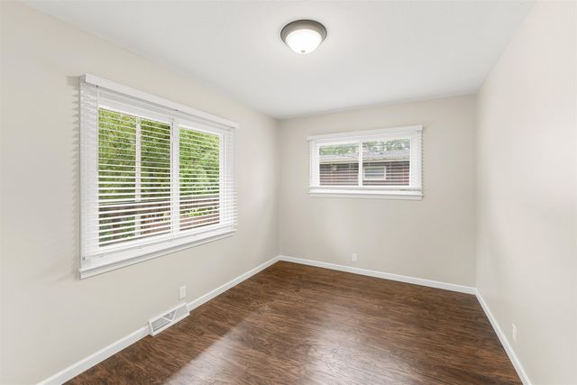 16 N Eastborough Rd, Salina, KS 67401