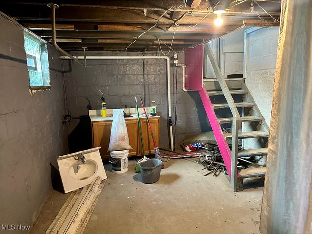 328 Oak Knoll Avenue, Newton Falls, OH 44444