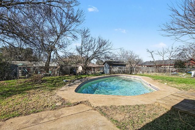 125 Roundtree Drive, Crowley, TX 76036